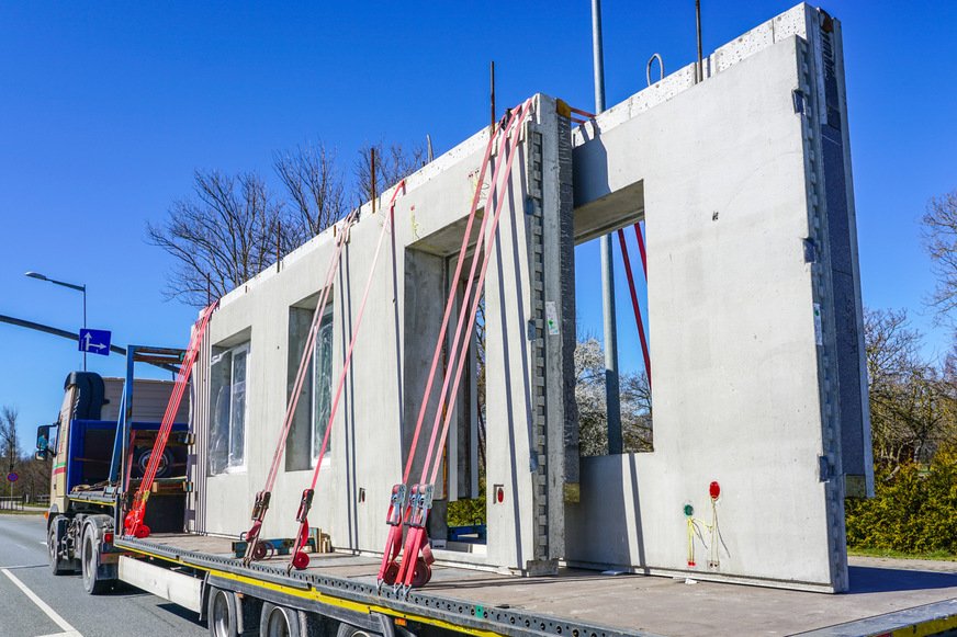 Prefab Wand auf dem Weg zum Gebäude.